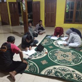 Tim inti Padukuhan Pulegundes II Gelar Pertemuan Mengenai Pembaharuan Kartu Keluarga